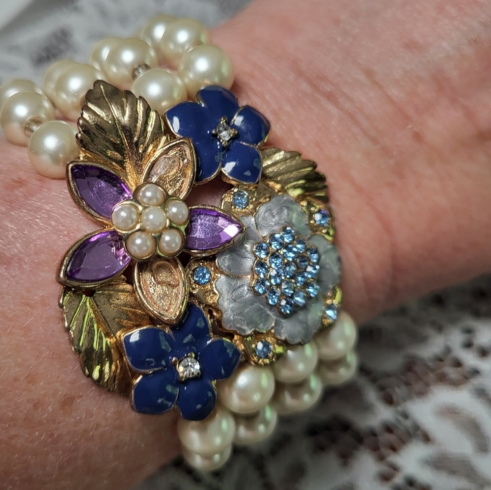 Pearl and Floral Bracelet - Picture 2 of 4